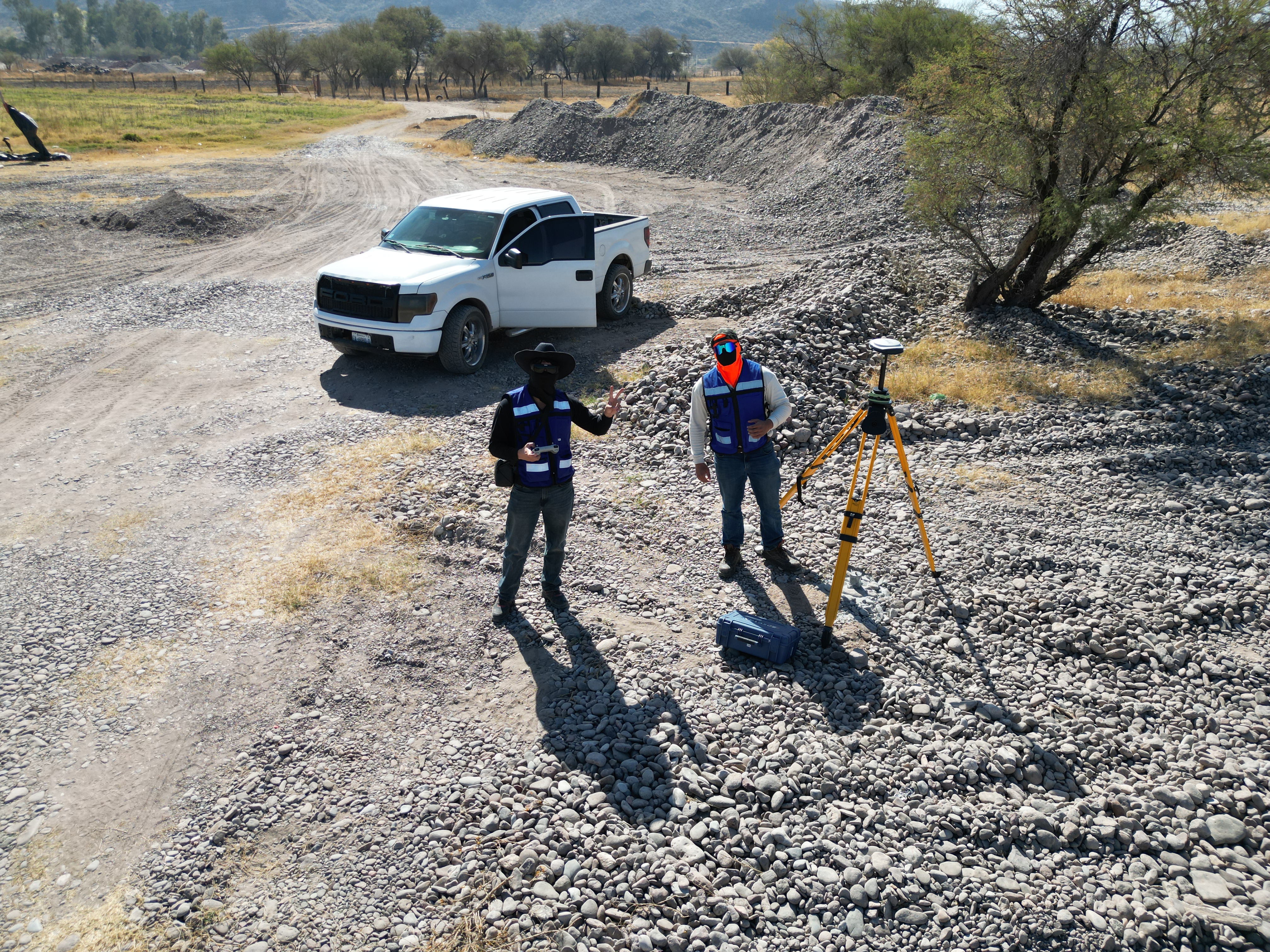 Equipo Geoaxis en campo